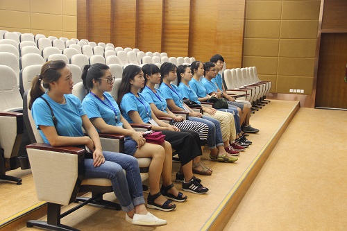 同学们认真观看电影