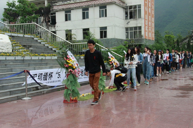 7.同学们献雏菊寄哀思