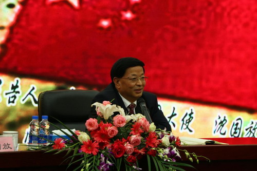 谭书敏书记主持报告会