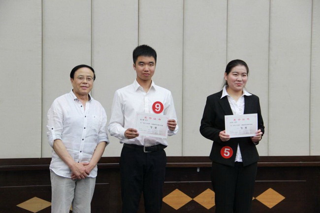 5.评委为一等奖获得者颁奖