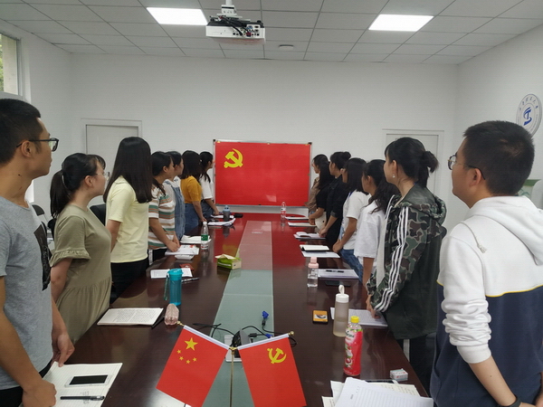全体起立，唱《国际歌》.jpg
