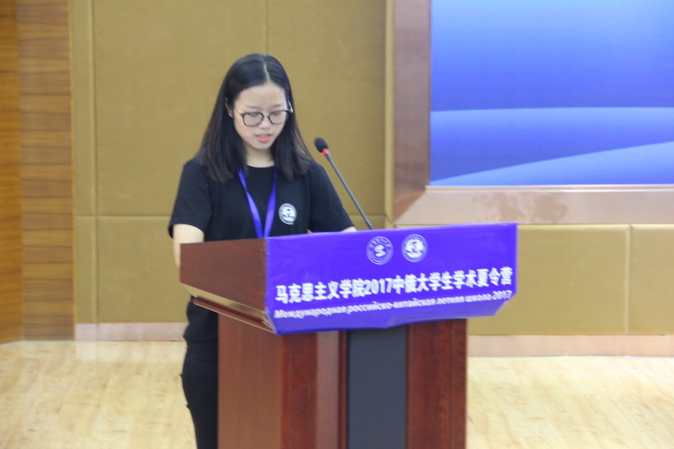 5.成都中医药杨燕同学发言_缩小大小.JPG