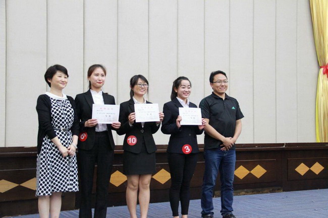 6.评委为二等奖获得者颁奖