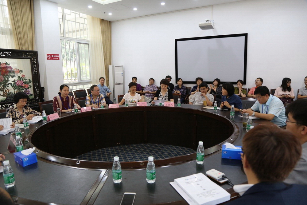 1506558938772893.jpg 我院邀请多家期刊杂志社主编与青年学者交流座谈-缩小.jpg