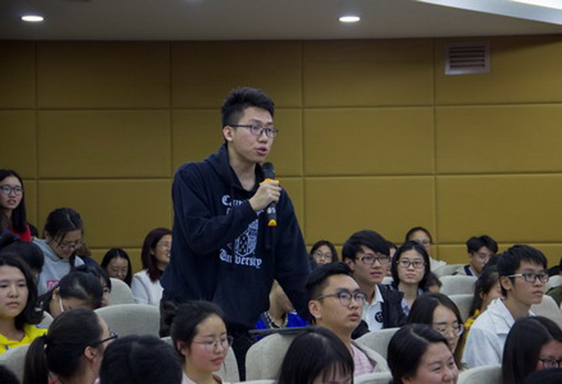 现场师生踊跃提问（一）_调整大小.jpg