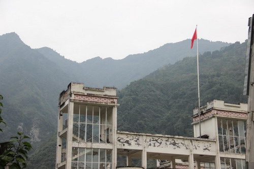 废墟上冉冉升起的五星红旗