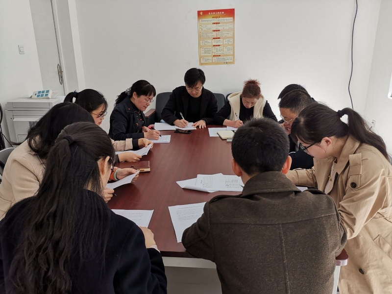教工党支部传达思政课教师座谈会精神.jpg