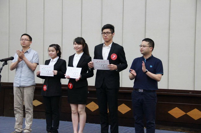 7.评委为三等奖获得者颁奖