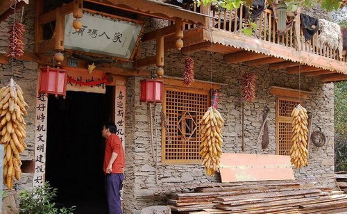 地震后重建的蜀羌客栈