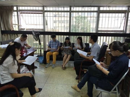 思政系全体老师商议本学期时政论坛主题