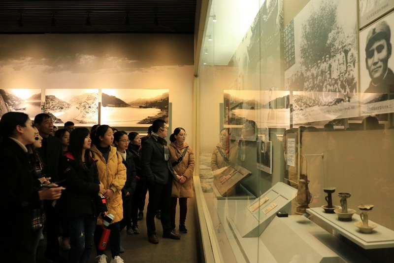 1543992388568449.jpg 老师及同学们在纪念馆进行参观_调整大小.jpg