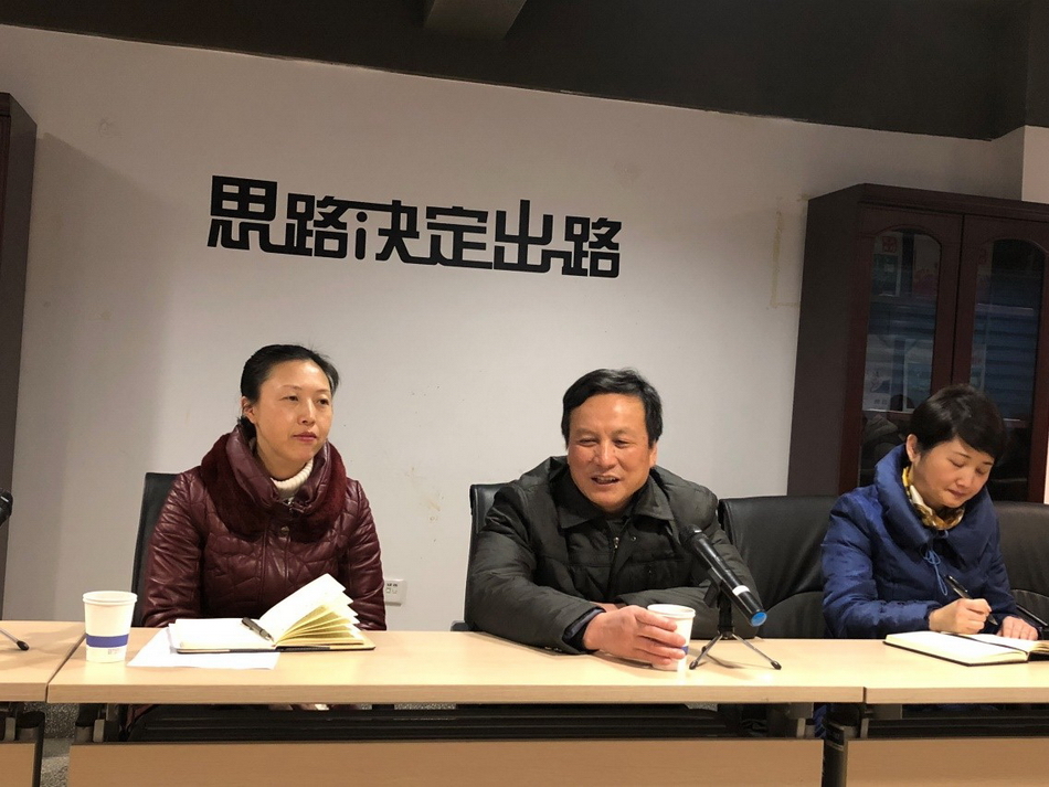 卢黎歌老师与我院师生交流座谈01.jpg