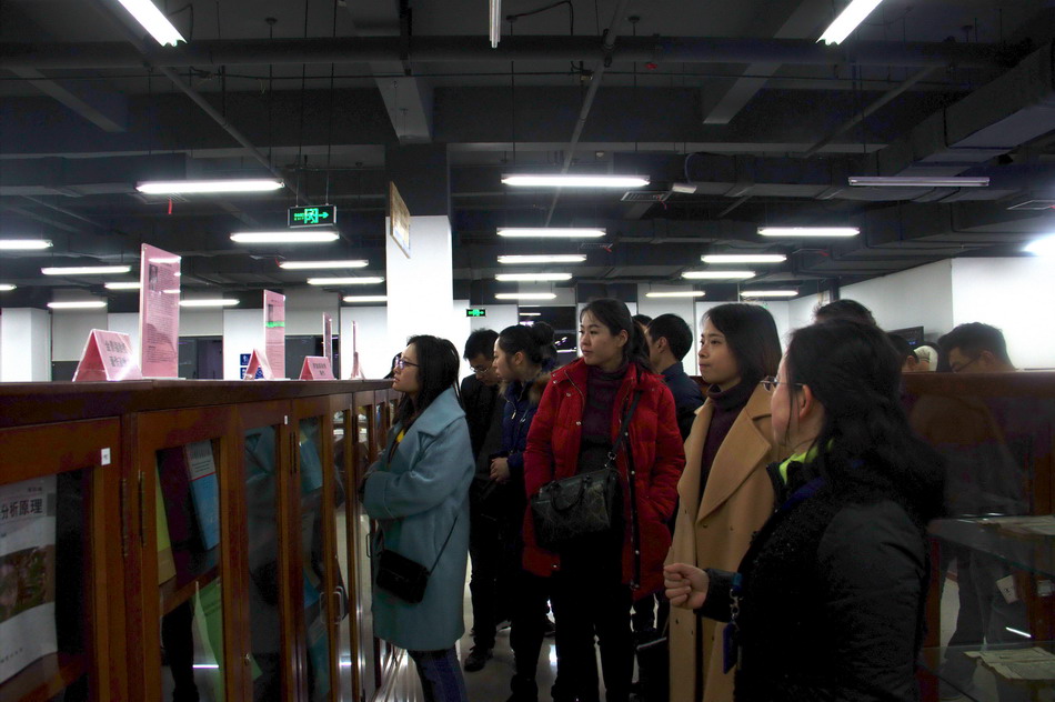 10.参观成都理工大学图书馆_缩小大小.jpg