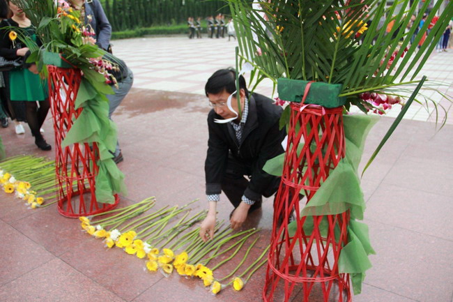8.老师们献雏菊寄哀思